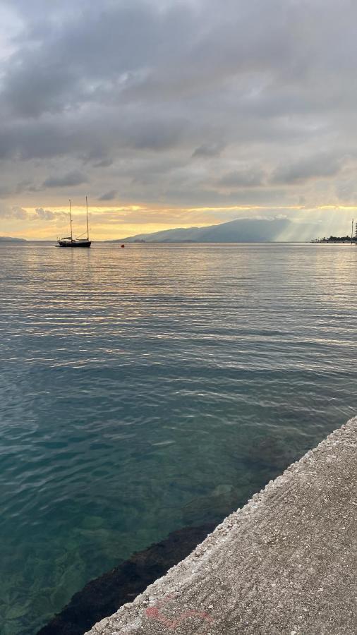 Blue Breeze Attic Apartments Sarandë Esterno foto