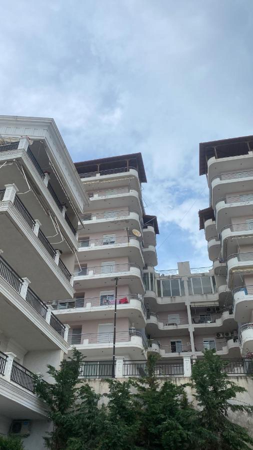 Blue Breeze Attic Apartments Sarandë Esterno foto