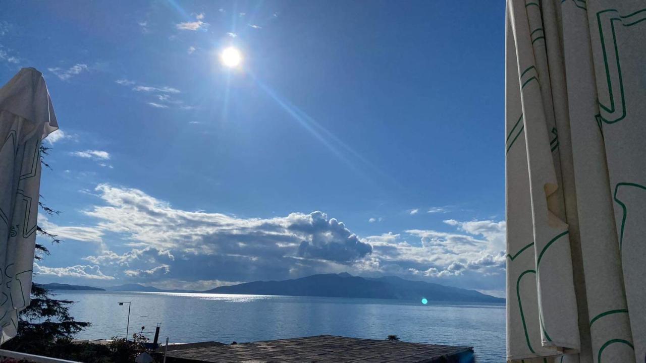 Blue Breeze Attic Apartments Sarandë Esterno foto