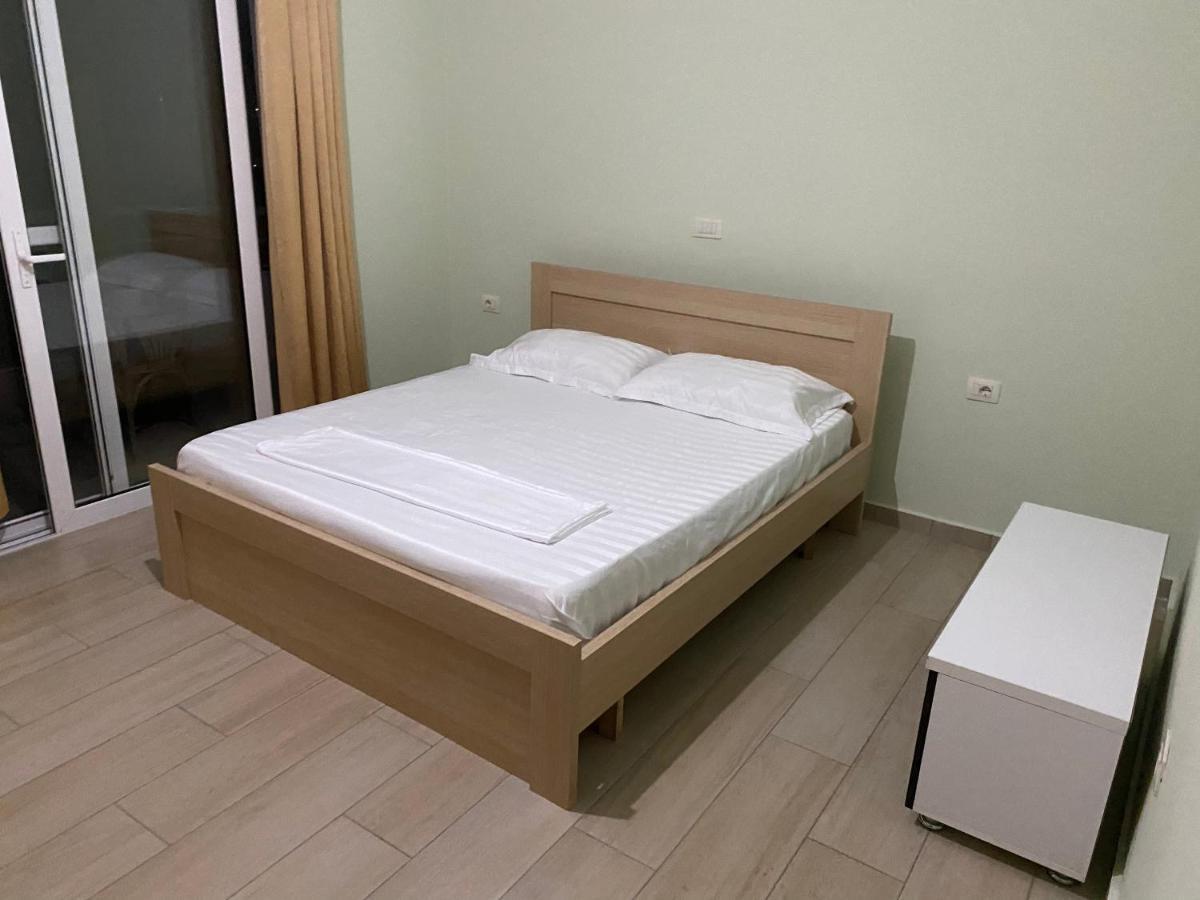 Blue Breeze Attic Apartments Sarandë Esterno foto