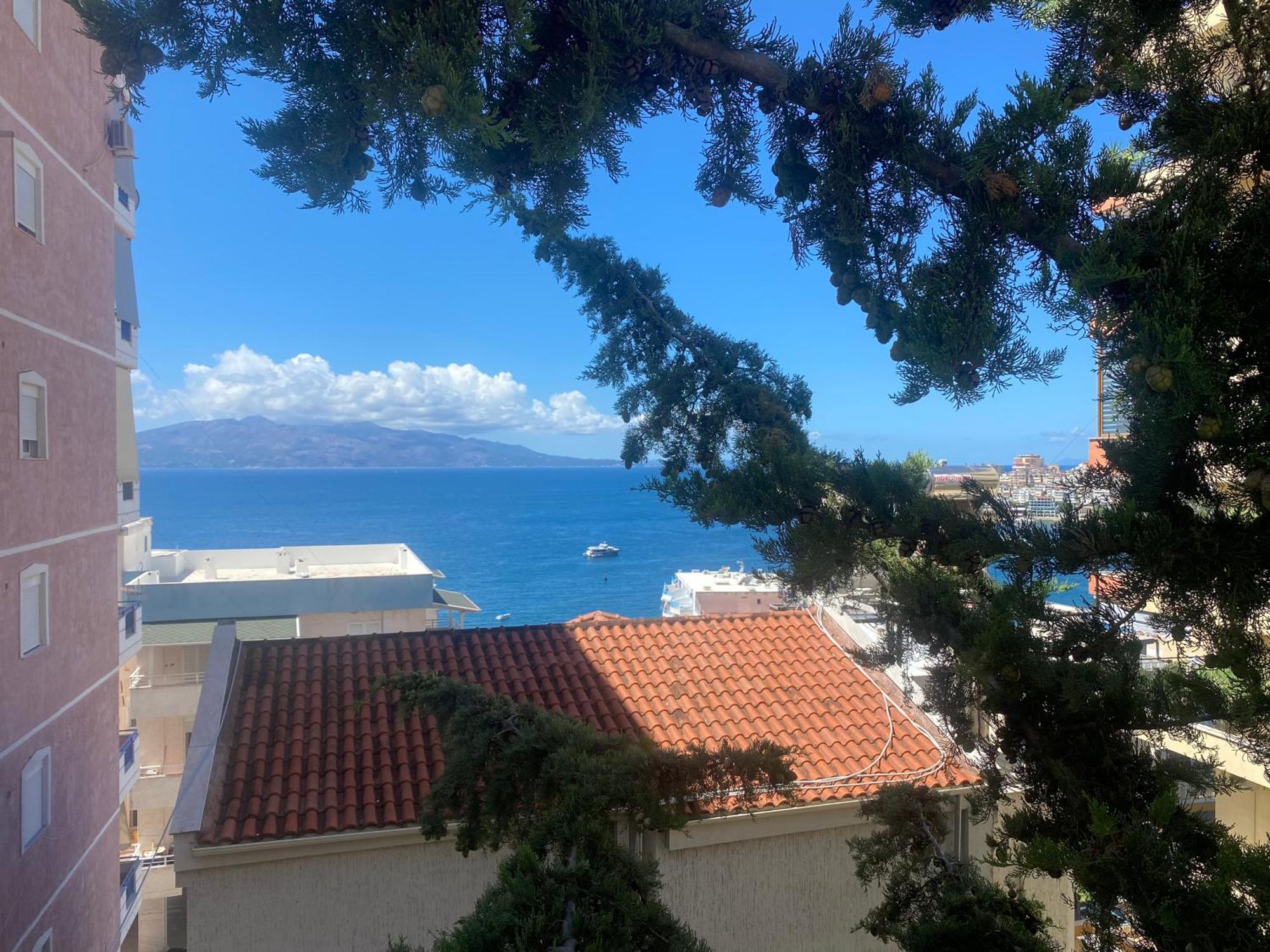 Blue Breeze Attic Apartments Sarandë Esterno foto
