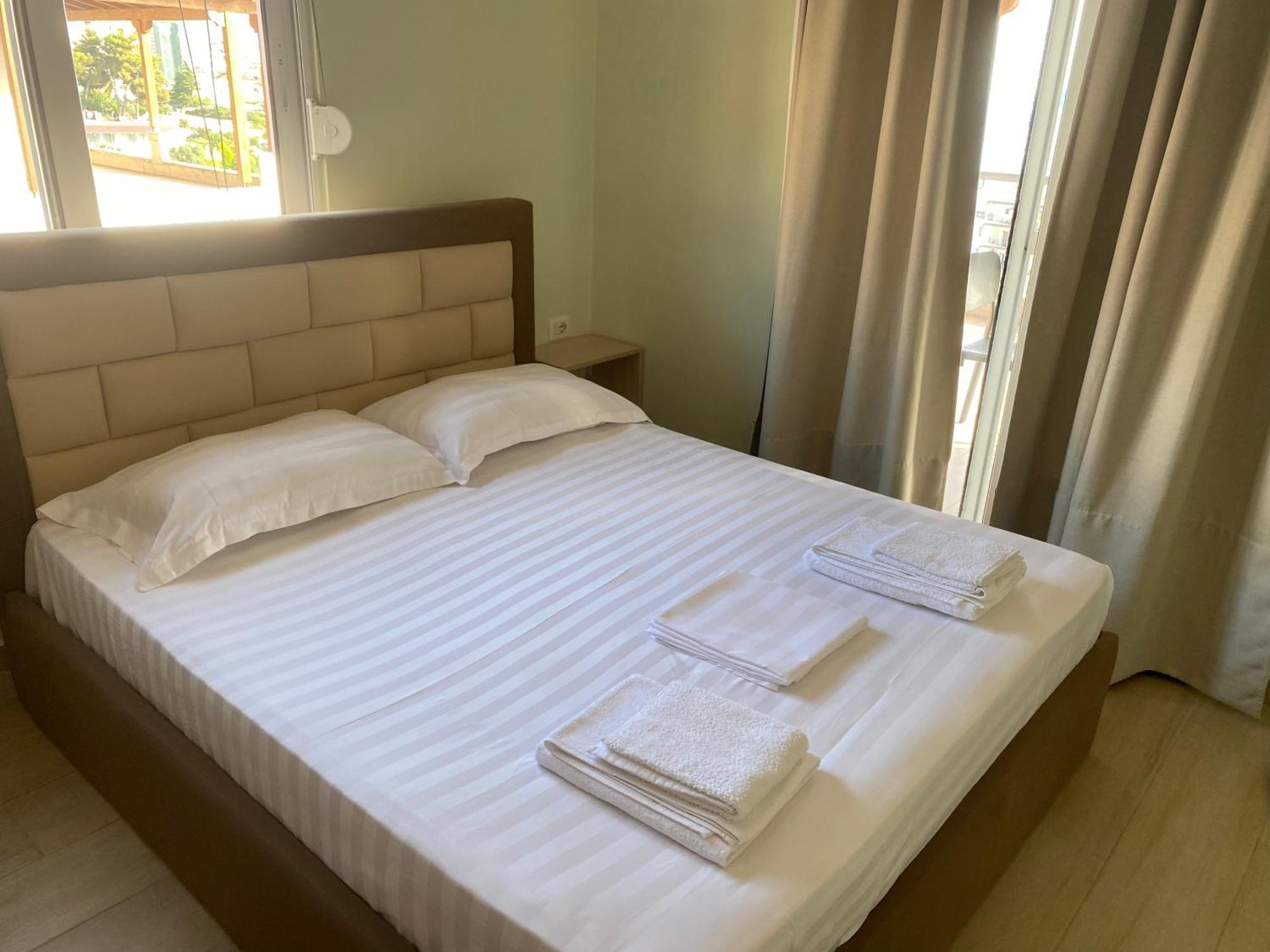Blue Breeze Attic Apartments Sarandë Esterno foto