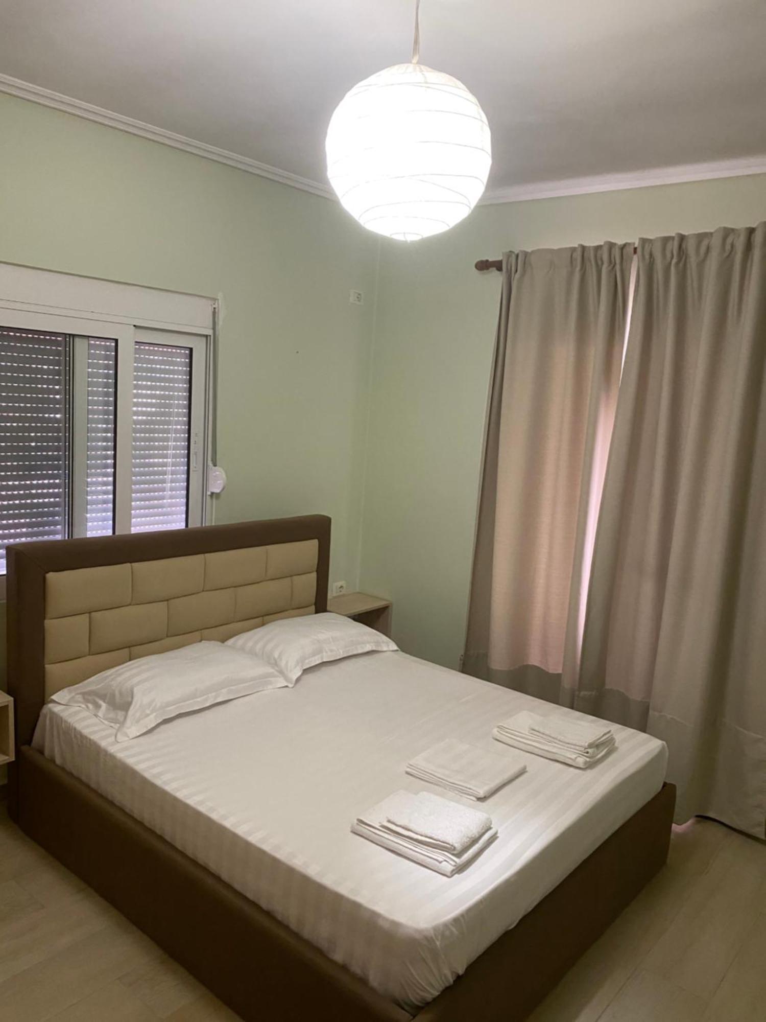 Blue Breeze Attic Apartments Sarandë Esterno foto